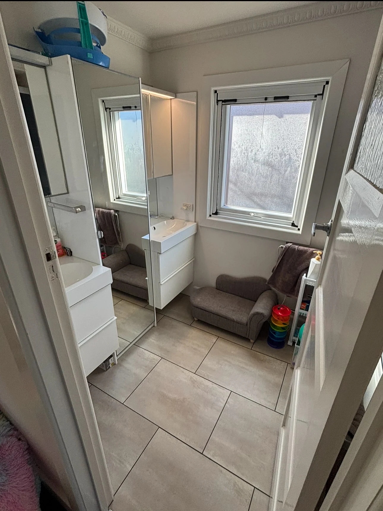 A calm, contemporary bathroom — photo 4 of 5