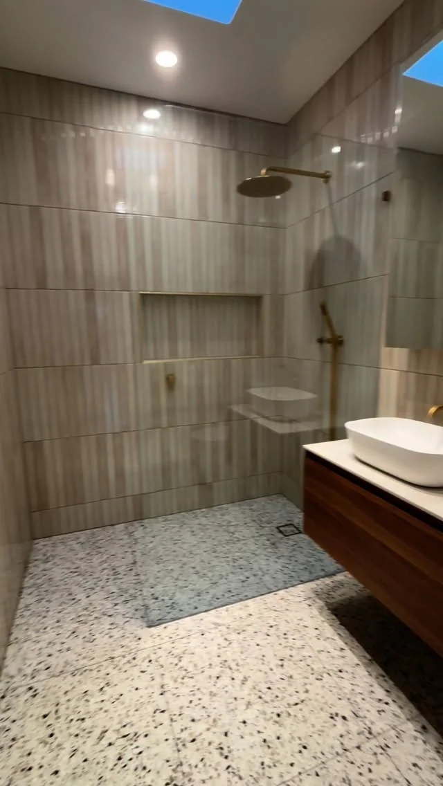 Statement tiles, golden finishes