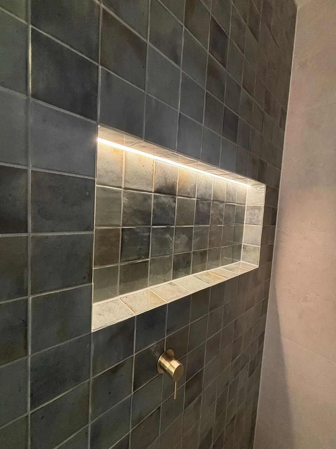 Green tiles, golden details — photo 4 of 5