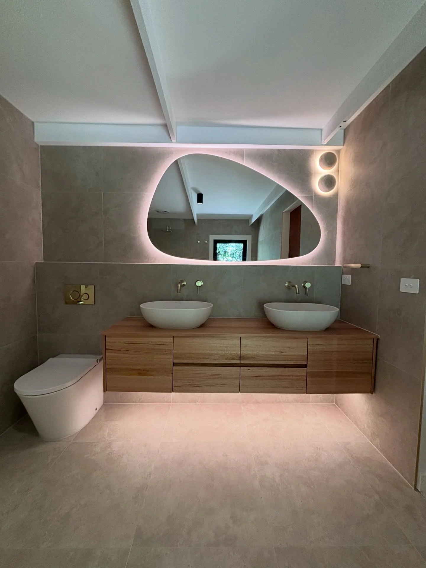 A freestanding bath at The Patch — photo 4 of 6