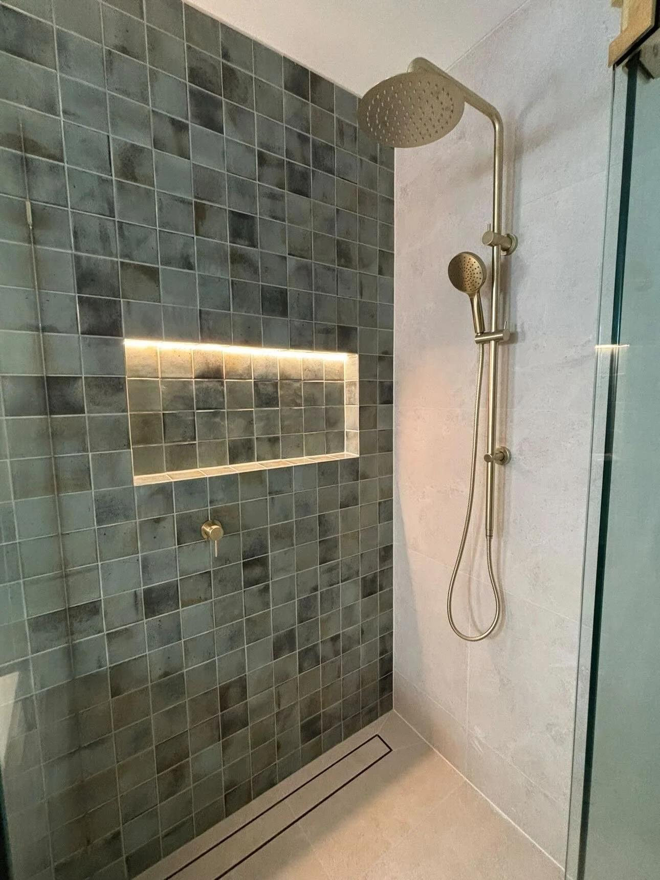 Green tiles, golden details — photo 2 of 5