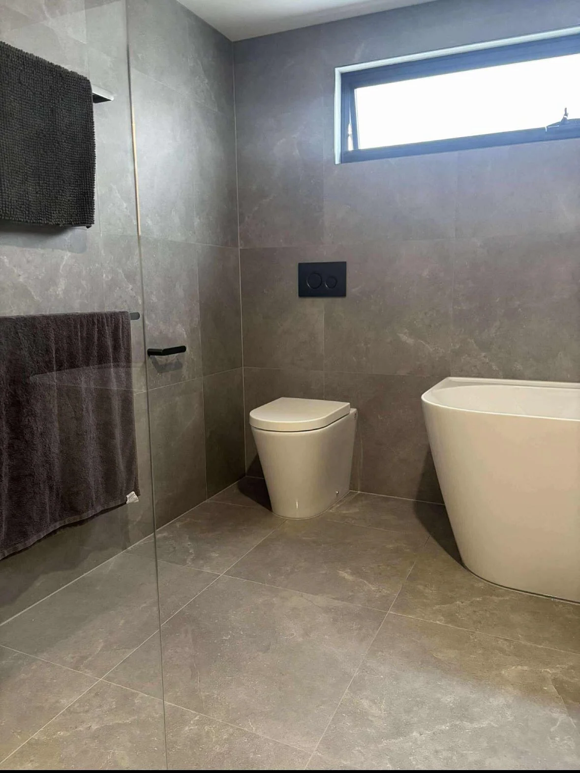 A closer look at the shower — photo 2 of 5