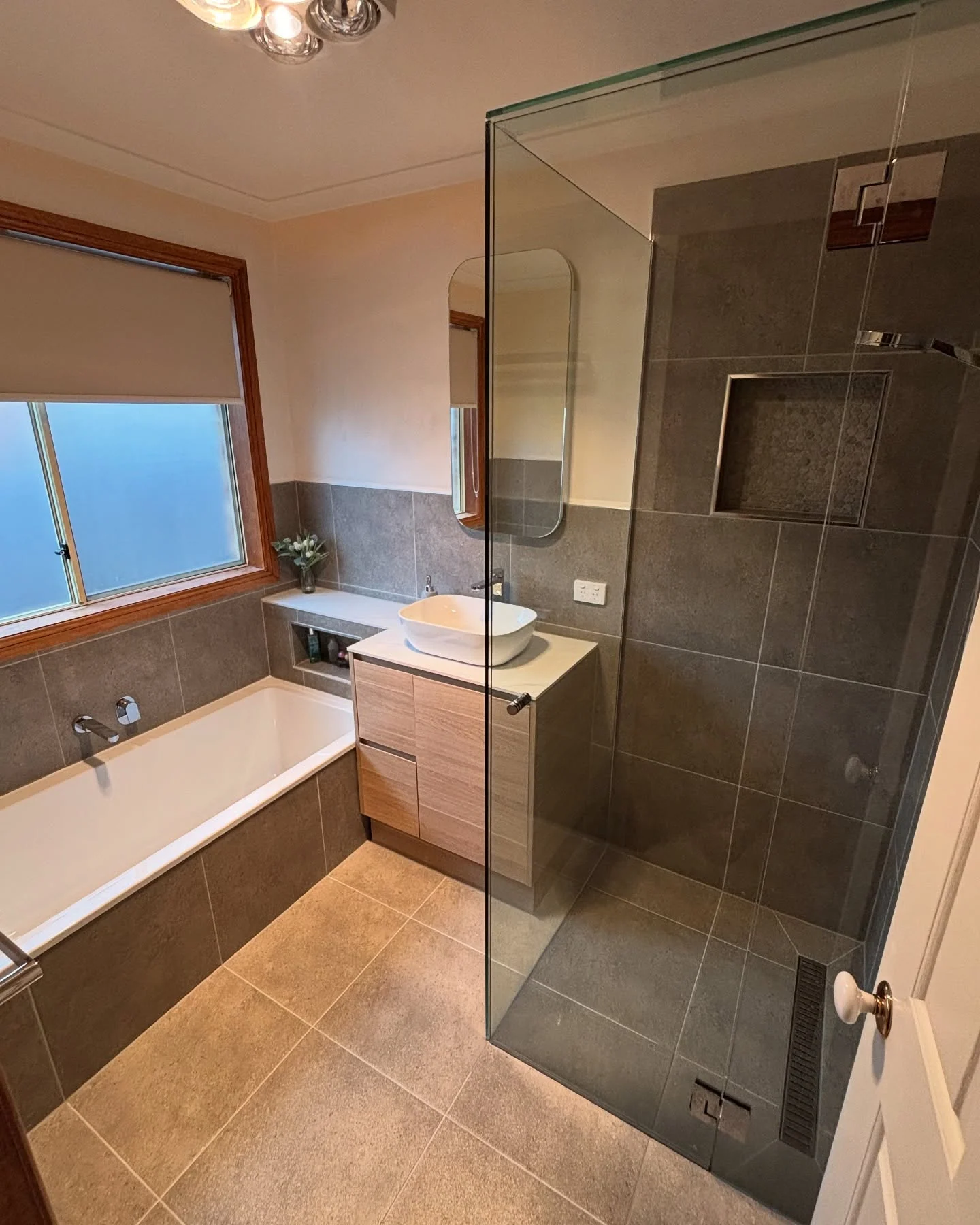 Narre Warren bathroom — photo 2 of 3