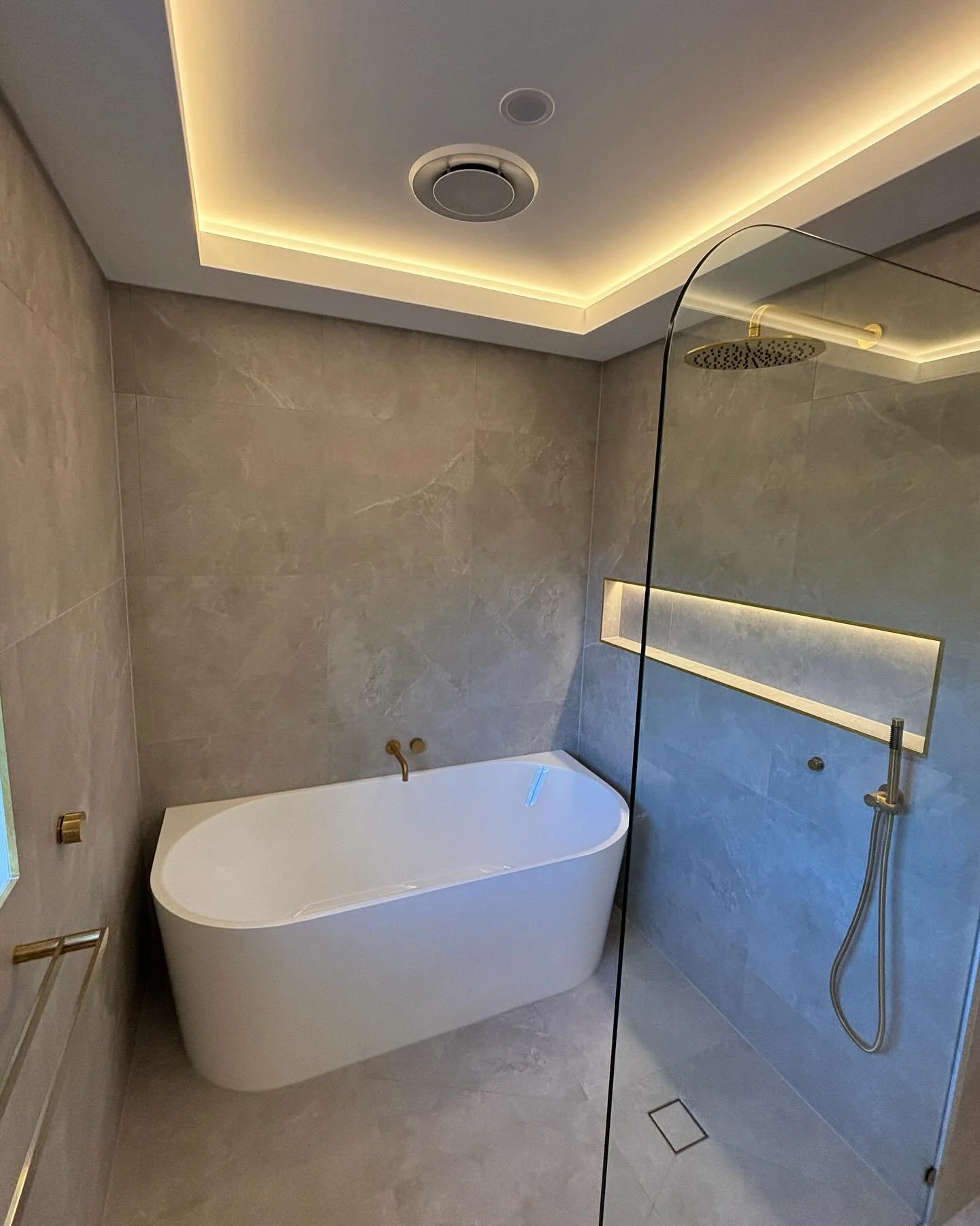 Oakleigh South bathroom — photo 2 of 5