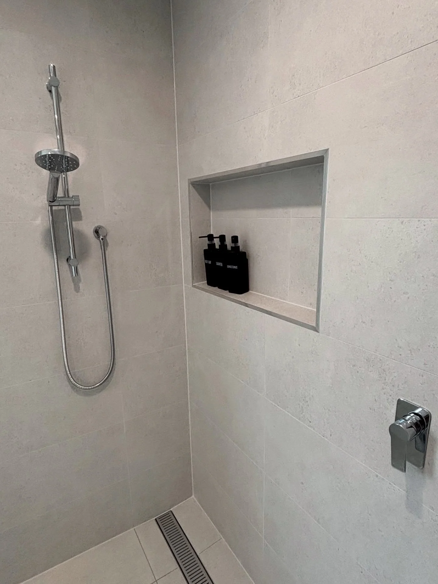 A calm, contemporary bathroom — photo 2 of 5