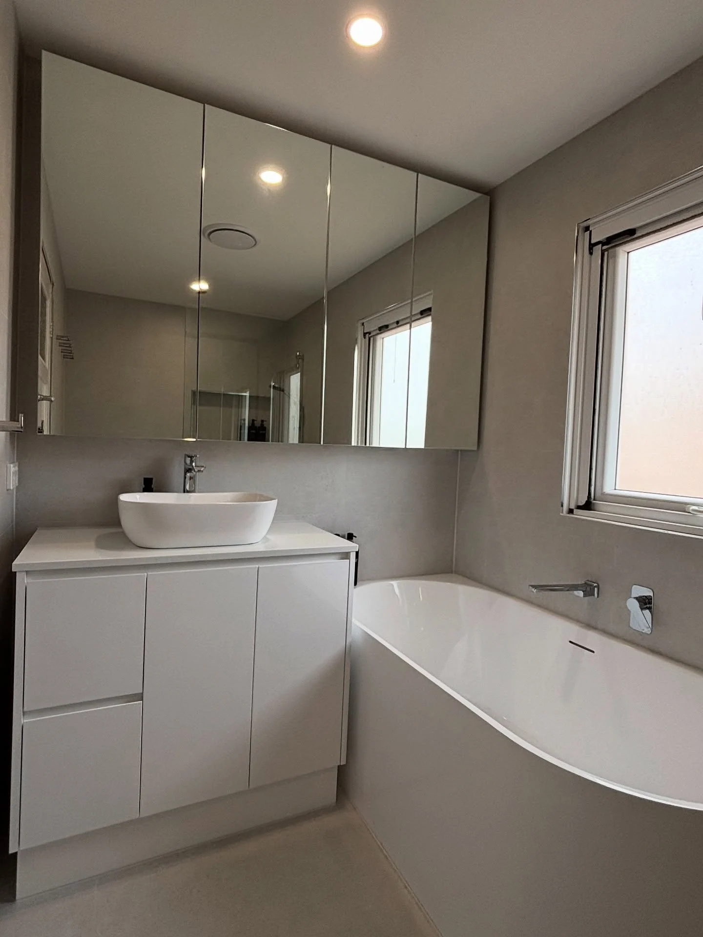A calm, contemporary bathroom