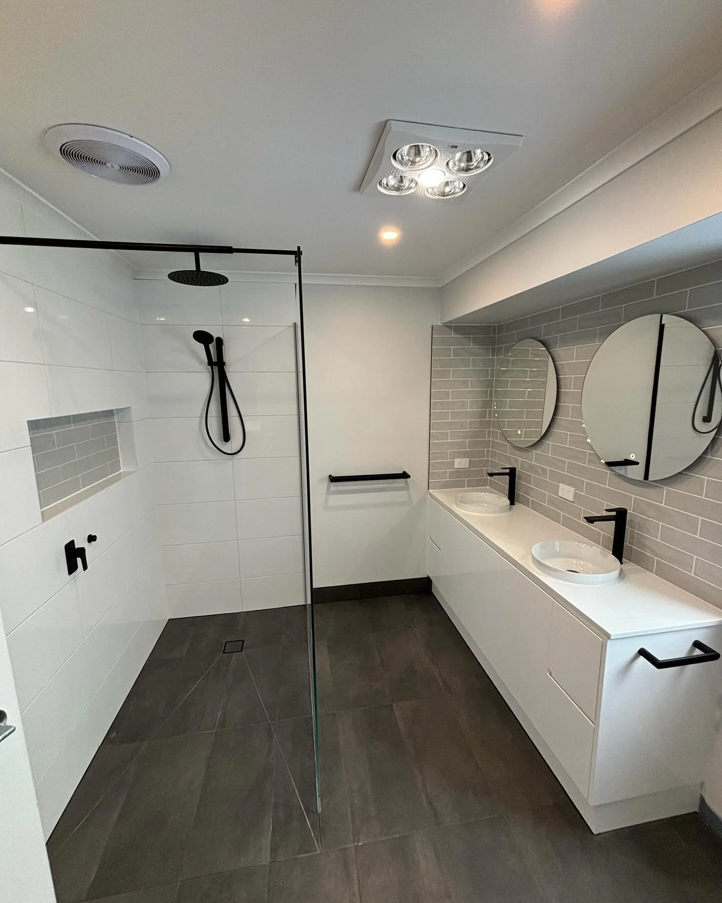 Narre Warren bathroom — photo 2 of 3
