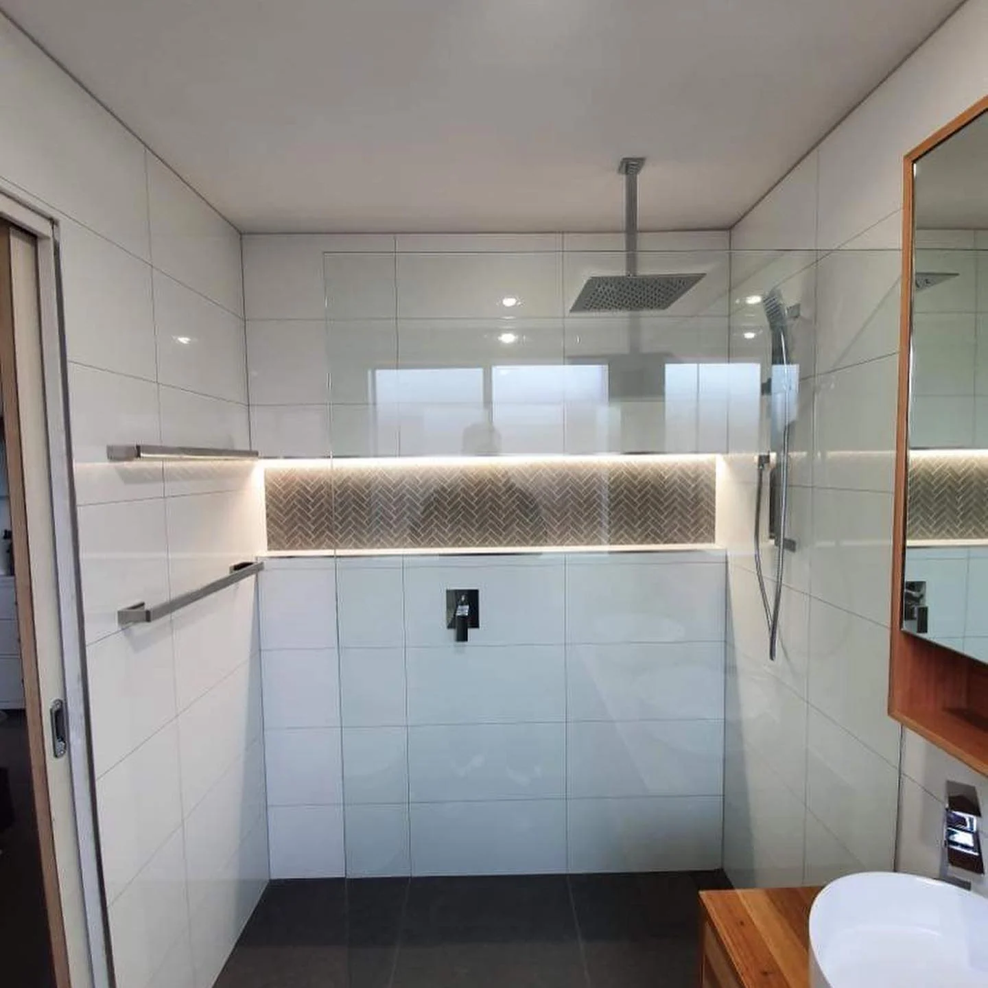 A Langwarrin ensuite — photo 3 of 5