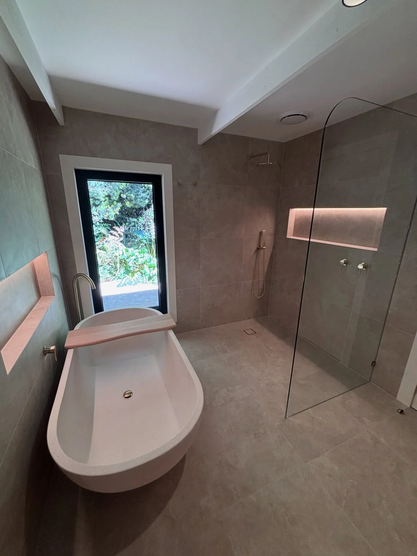 A freestanding bath at The Patch — photo 3 of 6