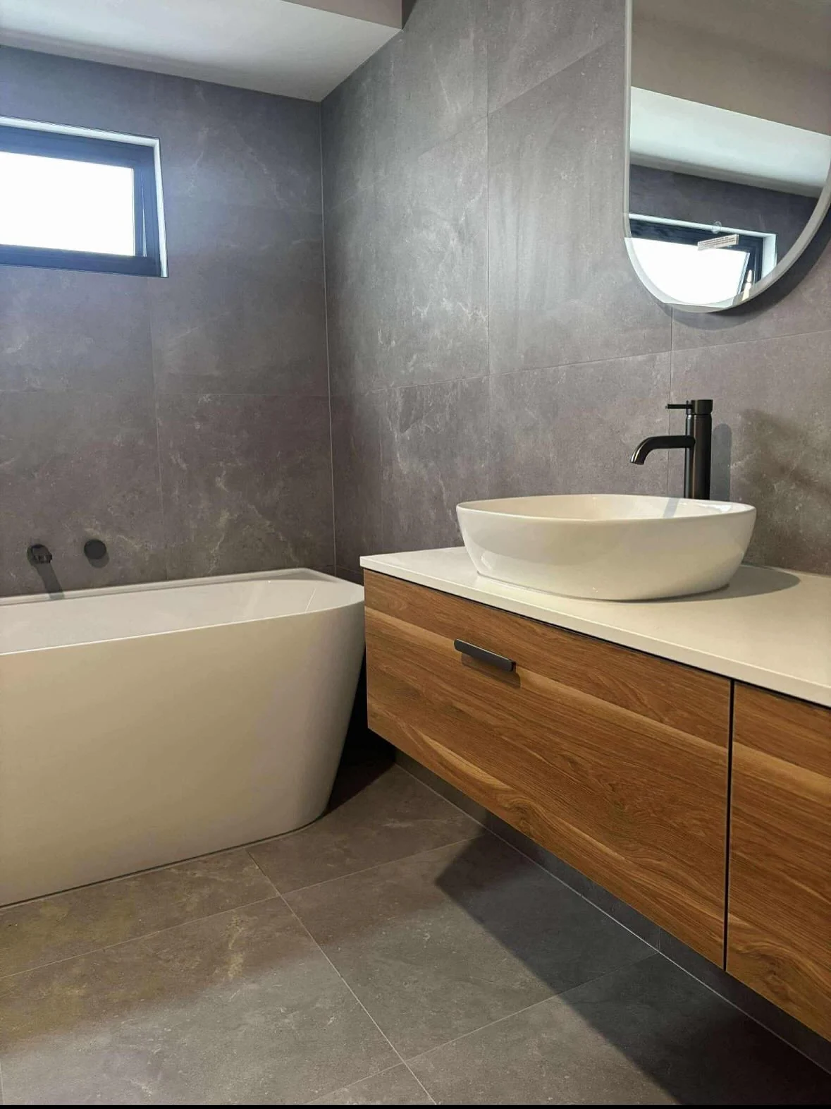 A closer look at the shower — photo 3 of 5