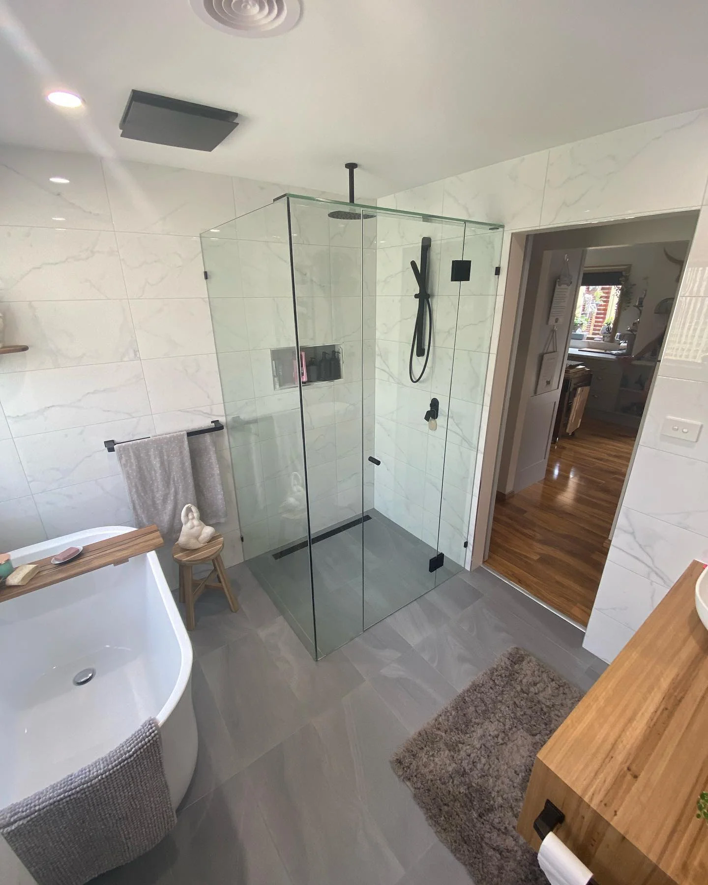 A larger bathroom in Langwarrin — photo 3 of 5