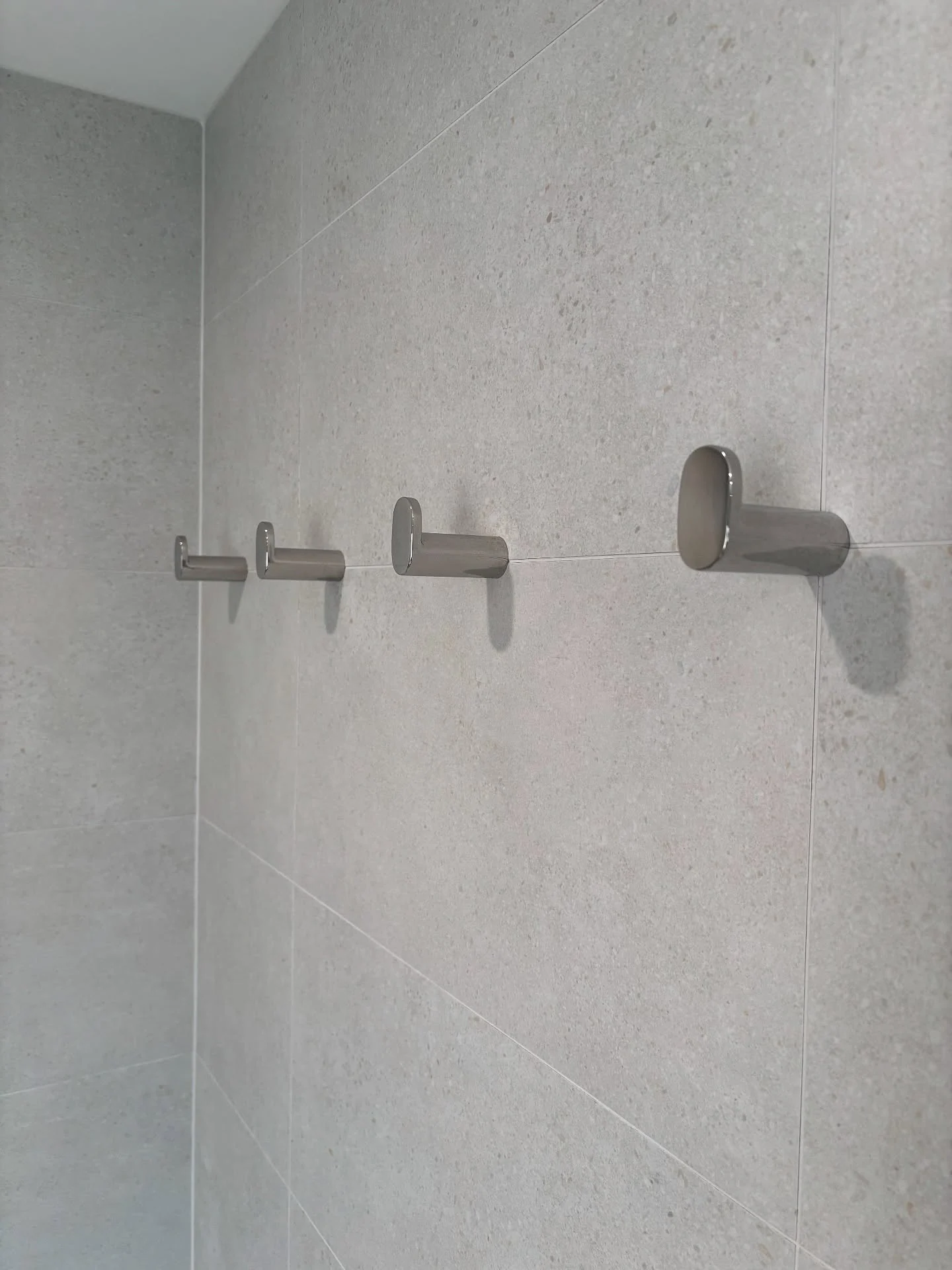 A calm, contemporary bathroom — photo 3 of 5