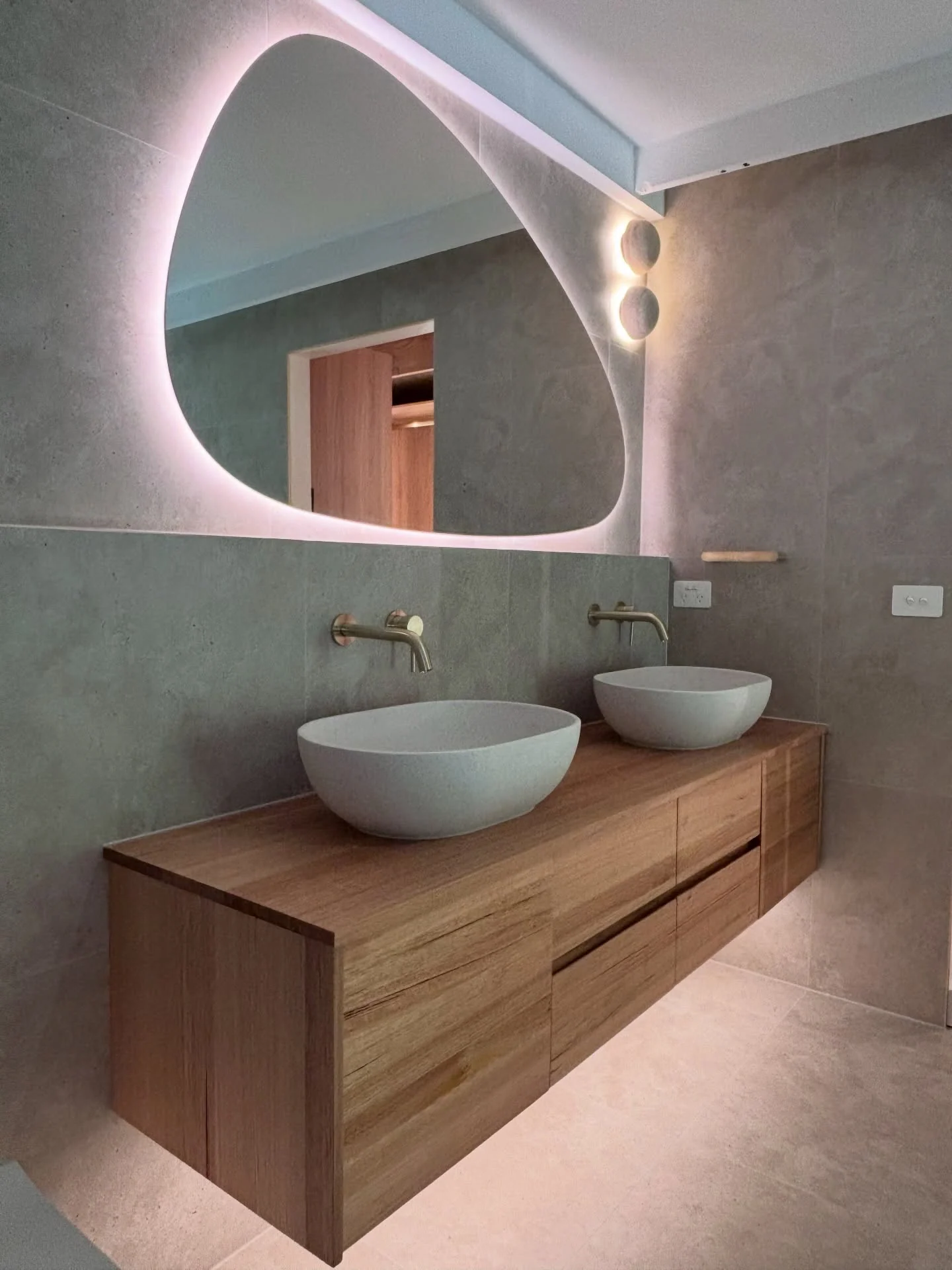A freestanding bath at The Patch — photo 5 of 6